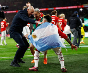 Ten Hag gây bão với điệu nhảy ngẫu hứng cùng trò cưng