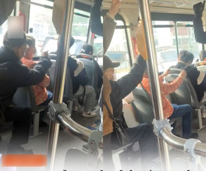 Nam sinh bị ông cụ mắng té tát trên xe bus vì không nhường ghế cho cụ già, sự thật phía sau khiến ai nấy phẫn nộ