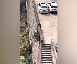 Clip: Bé gái được hai người bạn giúp đỡ khi rơi vào tình huống nguy hiểm