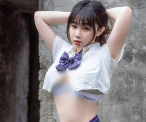 Ngượng đỏ mặt hot girl diện đồ nữ sinh ngắn cũn lộ nội y