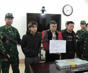 Kẻ vận chuyển 22 bánh heroin lao thẳng xe vào tổ công tác hòng chạy trốn