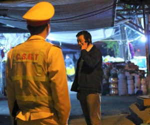 Vi phạm nồng độ cồn kịch khung, tài xế loay hoay gọi điện ‘cầu cứu’