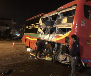 Xe khách và xe tải lao vào nhau trong đêm, 5 người bị thương nặng