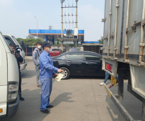 Ô tô lại xếp hàng dài, lái xe thức đêm chờ đăng kiểm ở Hà Nội
