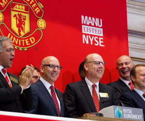 Nhà Glazer muốn trì hoãn để tăng giá bán MU