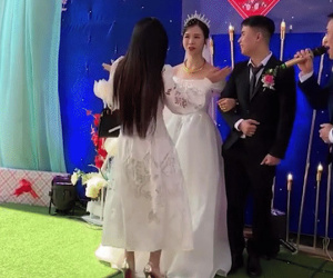 Nhắm mắt đợi chờ 'món quà' đặc biệt trong hôn lễ, cô dâu vừa mở mắt liền òa lên khóc vì sự bất ngờ này