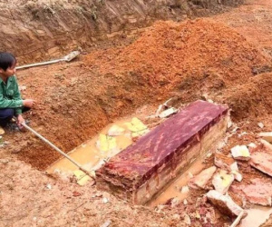 Đào móng xây nhà, cỗ quan tài lạ dần lộ ra khiến người dân hãi hùng