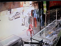 Clip: Nhầm chân ga, tài xế lao thẳng vào cửa hàng điện thoại
