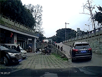 Ôtô mất lái khi lên dốc rồi tông thẳng vào đám đông đang ngồi chơi bài