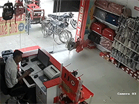 Máy kéo tự lao vào cửa hàng không khác phim bom tấn 'Người máy biến hình' khiến chủ nhà bỏ chạy