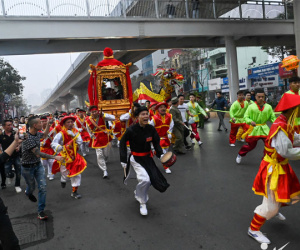 Kỳ lạ màn rước kiệu như chạy marathon trên đường phố Hà Nội