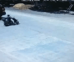 Clip: Đột ngột lao sang đường, người đàn ông suýt bị xe tải đè trúng