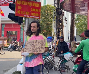 Đà Nẵng: Một du khách nước ngoài cầm bảng xin tiền giữa phố