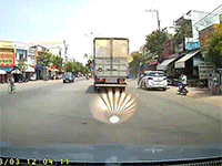 Lọt gầm xe tải nhưng may mắn sống sót, tưởng do lỗi thanh niên tạt đầu nhưng nhiều người tinh ý nhận ra nguyên nhân chỉ với một chi tiết