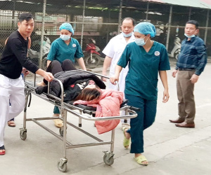 Thai phụ sinh con 2,9kg sau khi bị cành cây đâm thủng tử cung
