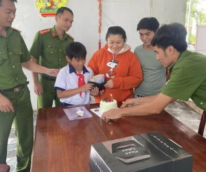Hành động đẹp của cậu học trò lớp 4 và tiệc sinh nhật bất ngờ tại đồn công an