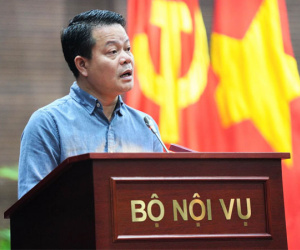Thiếu hướng dẫn, công chức phải yêu cầu sổ hộ khẩu, sổ tạm trú để bảo vệ mình