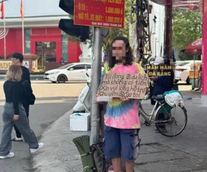 Thực hư việc nam du khách người nước ngoài ở Đà Nẵng ban ngày cầm bảng xin tiền, đêm vào bar