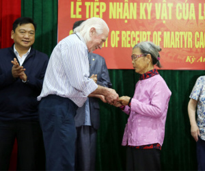 Cựu binh Mỹ trao trả nhật ký cho gia đình liệt sĩ ở Hà Tĩnh