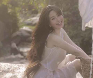 Nữ thần học đường lên báo Trung vì đường cong mượt như vẽ, diện áo mỏng như sương đón tuổi mới
