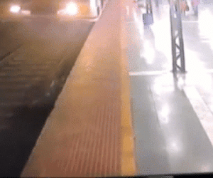 Video: Đi vệ sinh trên đường ray, cô gái bị tàu tông trúng và cái kết