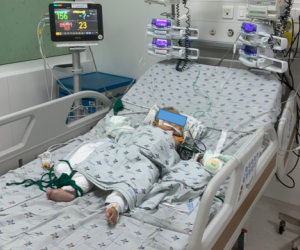 Bà vừa bế cháu vừa nướng mực khiến trẻ 6 tháng tuổi gặp nạn