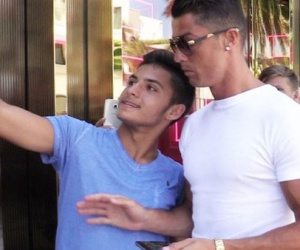 Ronaldo cãi nhau với fan nhí chỉ vì Messi