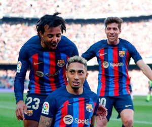 Thắng nhọc Valencia trong thế thiếu người, Barca bỏ xa Real