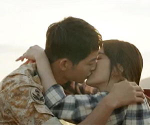 Đài SBS bị chê kém duyên vì chiếu cảnh hôn của Song Joong Ki và Song Hye Kyo