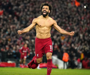 Salah biến Lisandro Martinez thành 'đứa trẻ', đi vào lịch sử Liverpool