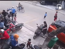 Lơ là con trai chỉ vài giây, mẹ hoảng hốt chứng kiến con bị ô tô chèn qua người từ lúc nào