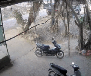 Camera ghi hình ảnh vụ xe 'hổ vồ' cán 3 mẹ con tử vong trên đường đến trường