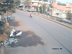 Nước phun trào từ lòng đất cuốn trôi người đi đường