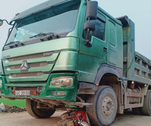 Kẹp 4 chở con đi học, 3 mẹ con bị xe tải cán tử vong, 1 nạn nhân cấp cứu trong tình trạng nguy kịch