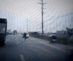 Clip: Đối tượng mới ra tù được 10 ngày đã lao ra giữa đường, cướp xe máy nữ sinh