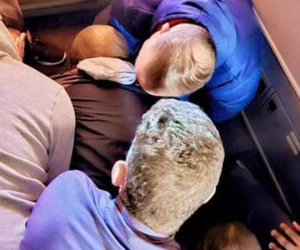 Mỹ: Mở cửa thoát hiểm, đâm tiếp viên hàng không bằng muỗng gãy