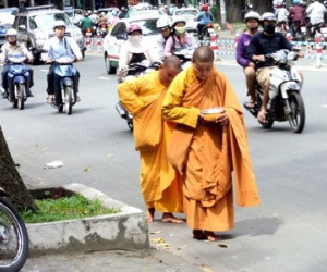 Lật tẩy thanh niên khoác áo thầy tu, giả sư khất thực để trục lợi