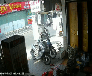 Va chạm với xe tải, cô gái tử vong trên đường đi làm