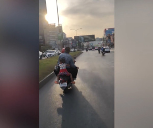 'Hồi hộp' chứng kiến bé gái cố bấu víu vào người mẹ khi ngồi sau cùng trên yên xe máy