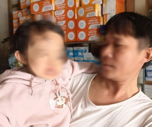 Người lớn mâu thuẫn, bé gái hơn 2 tuổi bị xịt hơi cay vào mắt