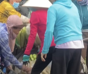 Cụ bà bán bắp bị người phụ nữ bán đậu hũ đánh túi bụi ở Bà Rịa - Vũng Tàu