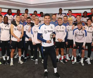 Các cầu thủ MU rôm rả bàn vô địch Premier League trước khi thua sốc