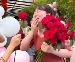 Được bạn trai cầu hôn bất ngờ, cô gái vừa khóc vừa tức vì... chưa kịp trang điểm xinh đẹp