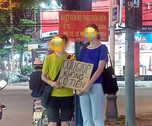 Lại xuất hiện hình ảnh 2 người nước ngoài đứng trên đường phố Đà Nẵng 'xin tiền'