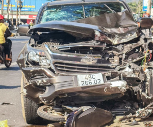Ôtô bán tải bất ngờ lao sang phần đường ngược chiều tông liên tiếp 2 xe máy, một người chết