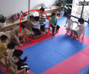 Choáng với cảnh trẻ mầm non diễn 'cảnh nóng' ngay trong lớp học