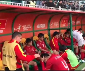 Đội trưởng U20 Iran sang tận nơi an ủi U20 Việt Nam, nói lời ấm lòng sau trận đấu