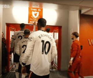 Fan MU đòi đuổi Weghorst sau hành động lạ ở Anfield