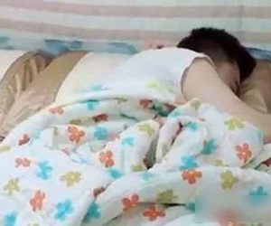 Nhờ chồng dỗ con ngủ, mẹ bỉm hoảng sợ khi vào phòng thấy cảnh chồng ngủ say nhưng con biến mất