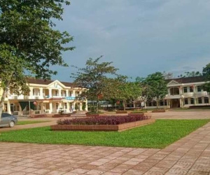 Nam sinh rơi từ tầng 2 trường học phải nhập viện cấp cứu
